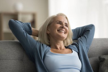 Mutlu, emekli, yaşlı bir kadın koltukta dinleniyor. Yumuşak sırtında, kollarını açmış, dirseklerini açmış, güzel düşüncelerle gözlerini kaçırıyor. Hayal kuruyor, gülüyor, gülüyor, emeklilik planları yapıyor.