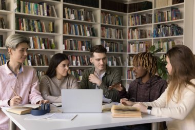 Çok ırklı öğrencilerden oluşan bir grup, üniversite kütüphanesinde toplanan, beyin fırtınası yapan, ortak görevi tartışan, ödev yapan, masasında oturan fikir ve düşüncelerini paylaşan ortak bir proje hazırlıyorlar. Takım çalışması, öğrencilik