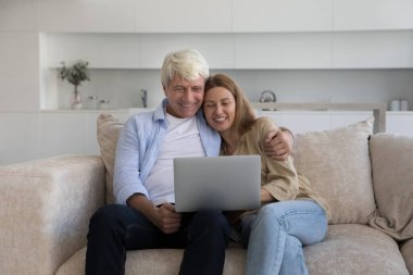 Çekici kadın, yaşlı babasıyla vakit geçirir. İnternette film izler, kanepede dizüstü bilgisayarla dinlenir. Çok nesilli iki kişinin hafta sonu eğlencesi, eğlence, abonelik hizmetleri, ecommerce kullanıcıları