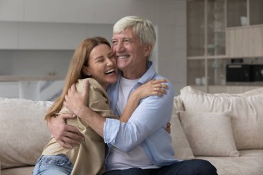 Heyecanlı kadın, yaşlı babaya sarılıyor, çok nesilli aileyi seviyor uzun bir ayrılıktan sonra kavuşmanın tadını çıkarıyor, ağarmış adam, kızını evinde ziyaret ediyor, koşulsuz bir sevgi hissediyor.