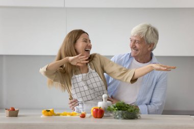 Baba ve kızı mutfakta yemek yaparken eğleniyorlar. Gri saçlı bir adam haftasonunu yetişkin bir kızla geçirir. Müzik dinler, hareketli, neşeli hisseder. Sağlıklı yemek hazırlıklarından uzaklaşır.