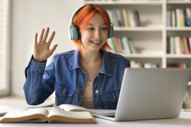 Çevrimiçi öğretmenle selamlaşan güzel kızıl saçlı kız, çevrimiçi derse başla, e-öğrenme, yeni bilgi kazan, internet kullanarak dil becerilerini geliştir, video çağrısına katıl, giriş veya sınava hazırlan