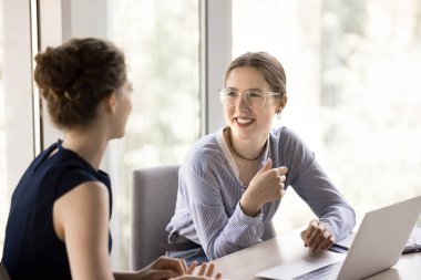 İki bin yıllık ofis çalışanları, takım çalışmasıyla meşgul iş arkadaşları, ortak proje hazırlıklarıyla meşgul, fikir paylaşımı, iş paylaşımı. Yönetici şirket hizmetlerini müşteriye satar, resmi toplantı yapar.