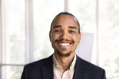 Ceketli ve tişörtlü Afrikalı işadamının resmi ofiste poz veren kameraya bakın. Başarılı erkek girişimci, kariyer büyümesi ve tanıtımı, profesyonel mesleki iş portresi