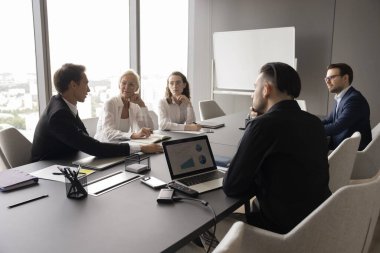 Çeşitli iş adamları modern konferans salonunda iş çözme, strateji paylaşma, planlama ortaklığı ve işbirliği için bir araya geldiler. Müzakereler, brifing etkinliği, erkek koçun liderliğindeki seminer.