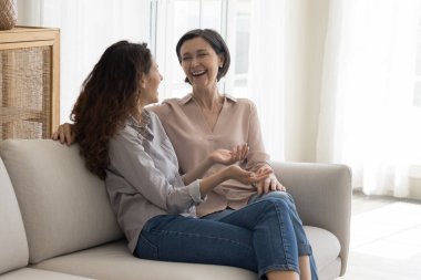 Neşeli, olgun, olgun, güzel anne ve yetişkin kız. Evde buluşuyorlar, konuşuyorlar, iyi haberleri tartışıyorlar, aile dedikoduları, yan yana oturuyorlar, konuşuyorlar, neşeyle gülüyorlar.