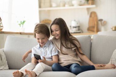 Kardeşler evlerinde oturur, kanepede cep telefonlarıyla oturur, çocuklar için video oyunları oynar, internetten başvuru yapar, komik videolar izlerler. Genç ve modern teknolojinin aşırı kullanımı, kötü alışkanlık, bağımlılık