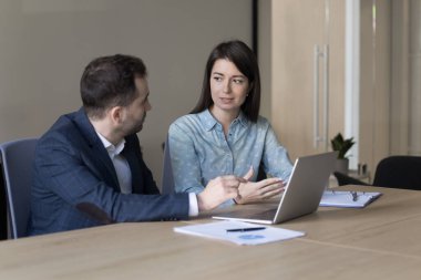 Meslektaşlar ofiste dizüstü bilgisayar kullanarak takım çalışması yapar, satış istatistiklerini gözden geçirir, iş görüşünü paylaşır, toplantı odasında resmi toplantı brifinginde tahminde bulunurlar. İşbirliği, finans, modern uygulama kullanımı