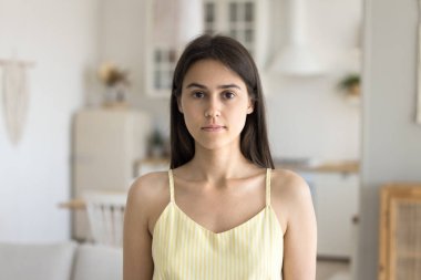 Çekici 25 'li yaşlardaki bekar ve kendine güveni tam bir ev kadını pozu. Bin yıllık güzel bir kadının, kameraya dik dik bakan portresi ciddi görünüyor, kendi evinde ya da kiralık konutta tek başına vakit geçiriyor.