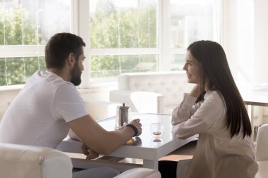 25. yüzyılın güzel çifti kafede çay saatinde konuşuyor, çay içiyor, gülümsüyor, içkinin tadını çıkarıyor ve samimi bir restoranda romantik buluşmalar yapıyor. Aşk, ilişkiler, ilişkiler