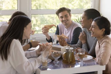 Bir grup mutlu milenyum insanı pizzacıda toplanmış lezzetli pizzanın tadını çıkarıyor, gülüyor, konuşuyor, haberleri paylaşıyor, en iyi arkadaşlarla buluşurken dedikodu yapıyorlar. Atıştırmalık, iletişim, arkadaşlık