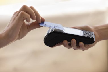 Fotokopi alanı bilinmeyen müşteri kartı ya da bankamatik kartı ile kapatın kablosuz NFC teknolojisi ile kart okuyucu makinesinde kolay ödeme yapın, istemci terminalsiz, nakitsiz yöntem için sipariş öder
