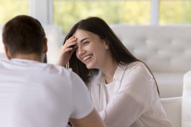 Genç ve güzel bir kadın gülüyor kafede erkek arkadaşıyla oturup romantik bir buluşmanın tadını çıkarıyor, hoş sohbetler ediyor, şakalar dinliyor, kıkırdıyor restoranda mutlu bir zevk buluşması yaşıyor. İlişkiler, eğlence, arkadaşlık.