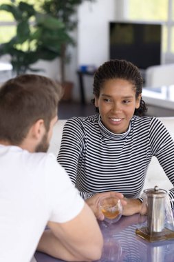 Genç ve çekici Afrikalı kız arkadaş, genç erkek arkadaşıyla lobideki kafede buluşuyor, adama bakıyor, gülümsüyor, hoş sohbetler ediyor, boş zamanların tadını çıkarıyor ve halka açık yerlerde resmi olmayan iletişimin tadını çıkarıyor. Hızlı randevu