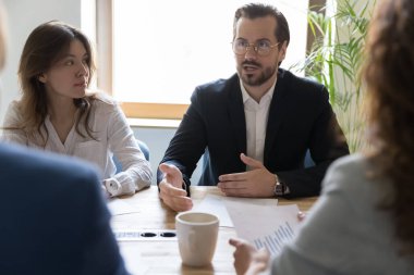 Ofis yönetim kurulunda beyin fırtınası, yeni projeyi tartışan erkek CEO 'nun liderliğindeki personel, fikir ve satış istatistiklerini paylaşmak, resmi toplantıda yer alan hissedarlara bilgi sağlamak.