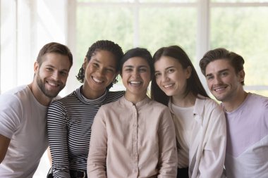 Bir grup mutlu, çok ırklı en iyi arkadaş kameraya bakıyor. Beş aşırı neşeli, çekici kız ve erkek fotoğraf çekimi için bir araya gelip Cam 'e poz veriyorlar. Irklar arası arkadaşlık, topluluk, iletişim.