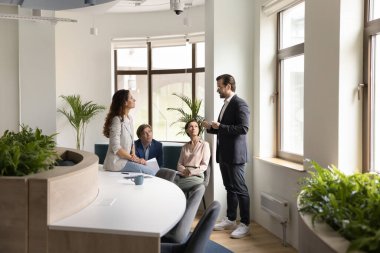 Rehberlik, profesyonel koçluk, şirket çalışanlarına sabah brifingi. Kendine güvenen iş adamı, patron, antrenör lider toplantısı, fikirleri paylaşma, görüşlerini ifade etme konferans odasında meslektaşlarıyla bir araya gel.