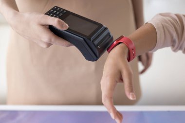 Ekin görüntüsünü kapat. Bilinmeyen kadın kolay, kullanışlı bir e-ödeme yapıyor. İletişim kurulamayan ödeme terminali makinesine karşı modern ukalalığını koruyor.
