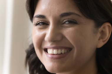 Bin yıllık Ermeni kadının mutlu yüzünü kapat, kameraya bak, geniş dişli büyüleyici gülümsemesi, beyaz sağlıklı dişleri, kırpık manzarası var. Kadın portresi, diş bakımı ilanı.