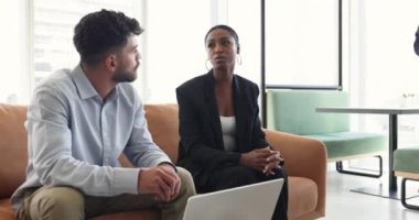 Lobide sohbet eden, dizüstü bilgisayarda konuşan, şirket hayatını, işini, kariyerini konuşan, neşeli, mutlu bir çift ofis arkadaşı. Afrikalı çalışan kadın meslektaşımla konuşuyor.