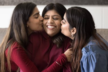 Genç Hintli kızları sevmek mutlu anneyi kucaklamak ve öpmek, minnettarlık, şefkat ve şefkat ifade etmek. Olgun anne anneliğin tadını çıkarıyor, yetişkin çocukların bakımını üstleniyor.