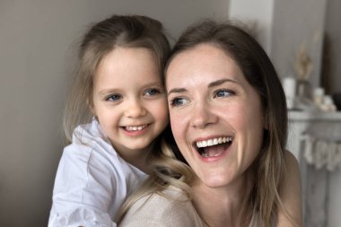 30 'lu yaşlardaki genç ve güzel kadınların mutlu yüzlerini ve gülmekte olan 4lü kızlarını evde paha biçilemez aile zamanlarını birlikte geçirirler. Tasasız çocukluk, çocuk ve ebeveyn arasında koşulsuz sevgi