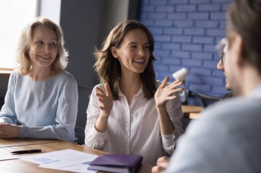 Pozitif takım lideri resmi toplantıda ya da seminer sırasında iş arkadaşlarıyla brifing yaparken ya da müşterilerle sunum yaparken, motivasyon ekibi oluştururken, modern ofis yönetim kurulunda başarılı satış istatistikleri paylaşırken,