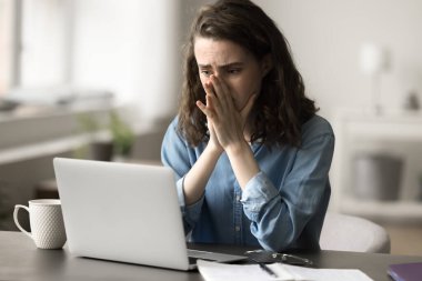Genç bayan öğrenciye kötü haberlerle e-posta geliyor, sınav sonucu yüzünden üzgün, üniversiteden atılmış, endişeli veri kaybı, yazılım hatası, başvurunun reddedilmesi, raporda yer alan hatalar nedeniyle stresli hissediyor