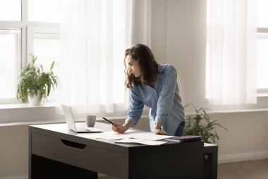 Odaklanmış öğrenci kadın masa başında durur, ödevlerini yapar, sınavlara hazırlanır, bilgileri kontrol eder, notlar alır, tez yazar. Finansal rapor üzerinde çalışan genç serbest çalışan, dizüstü bilgisayarla istatistiksel verileri analiz eden