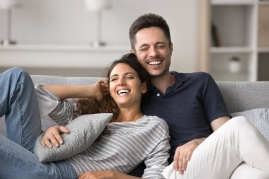 Güzel milenyum eşleri rahat koltuklarda oturup gülüyor, kıkırdıyor, evde tasasız bir hafta sonu tatili geçiriyor, keyifli sohbetler ediyor, güçlü evlilikleri ve uyumlu ilişkileri var.