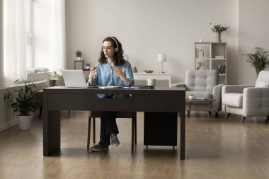 İnternette okuyan öğrenci evde dizüstü bilgisayar kullanıyor, internet öğretmeninin yardımıyla yabancı dil öğreniyor, öğretmenle uzaktan iletişim kuruyor, Webinar 'a katılıyor, üniversite sınavlarına hazırlanıyor. Eğitim, teknoloji