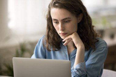 Ciddi anlamda güzel bir kadın dizüstü bilgisayar ekranına bakar, yanıtı düşünüp taşınır, merkezde uzaktan çalışan bir müşteriyle yazışır. Öğrenci kız internet kaynaklarını kullanarak internetten öğreniyor.