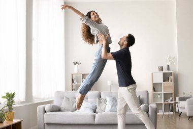 Aşık bir çift evde düğün dansı provası yapıyor. İspanyol kadın kollarını uzatıyor, kocası tarafından havaya kaldırılıyor, ailesi aktif eğlencelerden hoşlanıyor, oturma odasında akrobasi yapıyor. Eğlence, ilişkiler.