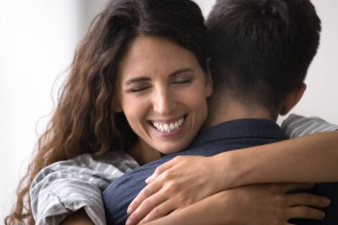 Yakından bakınca güzel bir kadın kocasına sıkıca sarılıyor. Güçlü duygusal bağ ve çiftler arasında derin sevgi, samimi sevgi, karşılıklı bağımlılık, sağlıklı ilişkiler.