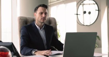 Olgun 40 'lı yaşlardaki işadamı e-posta masasında oturur, stresli bir hale gelir, e-postada olumsuz tepkiler gösterir, korkunç üzücü bilgilerle kötü haberler alır, proje başarısızlığı, finansal kayıplar. Sorun, endişeler