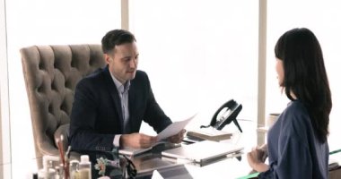 Başarılı bir iş görüşmesinden sonra Asyalı genç bayan başvuru sahibi ve orta yaşlı erkek İK yöneticisi el sıkışma, mühürleme anlaşması ve şirket ofisinde toplantıyı bitirdiler. Personel alımı, adam toplama.