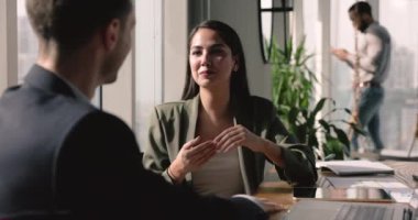 Finansal danışman banka müşterisine danışmanlık yapar, başkanlık eder, el sıkışır resmi toplantıyı bitirir, müzakere süreci, iş adabı jesti, saygı ve işbirliği işareti
