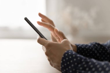 Kesilmiş fotoğraf bilinmeyen kadının elinde cep telefonu, yazı, internette gezinti, sosyal medyada sohbet, modern cihazlarla vakit geçirme, yeni uygulama, alışveriş, haberleri okuma, uzaktan elektronik servisler kullanma,