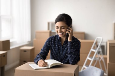 Depo çalışanı akıllı telefondan konuşuyor, kişisel ajandasıyla yazıyor, işle ya da müşterilerle ilgili telefonlar alıyor, sorguluyor, not alıyor, kuryeye paket sevkiyatı hakkında bilgi veriyor.