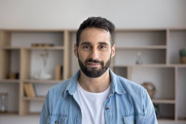 Pozitif yakışıklı genç Latin girişimci vesikalık için ayakta duruyor. Başarılı bir iş adamının ön portresi. Günlük giysiler içinde, iş adamı, profesyonel, kameraya bakan menajer.