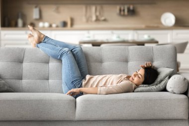 Huzurlu Hintli kadınlar, rahat stüdyo dairesindeki rahat koltukta uzanarak, yorgunluk ve yorgunluğu gidererek, boş zamanlarını kendi başlarına ya da kiralık evlerinde geçirmeyi severler. Dinlen, dinlen.