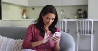 Genç bir kadın cep telefonundan harika haberler okuyor, inanılmaz bir ticari teklif alıyor, tüm biletler tükeniyor, büyük indirimler yapılıyor, davet ediliyor, hayallerindeki işi alıyor, çok mutlu oluyor. Kazanan zaferin tadını çıkarır.