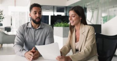 İki genç çok ırklı işadamı, ortak, müvekkil ve yönetici sözleşme detaylarını gözden geçirir, el sıkışır, tanınır, müzakereleri tamamlar ve resmi bir toplantı gerçekleştirirler. İş, ortaklık