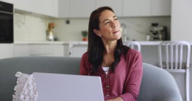 Güzel bir kadın dizüstü bilgisayarla kanepeye oturur, iş ya da kişisel olarak sohbet eder, aile ya da arkadaşıyla mesajlar yoluyla iletişim kurar, haberleri paylaşır, sosyal medya ağında bir paylaşım yapar, internette boş zaman geçirir.