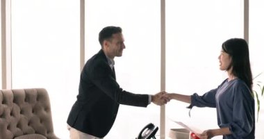 Asyalı kadın başvuru sahibi İnsan Kaynakları müdürünün ofisine girer, el sıkışır, iş görüşmesine başlar. Erkek istihdam memuru, bayan boş kadrosuna hoş geldin diyor, el sıkışarak saygılarını sunuyor. Şirket kadrosu ve eleman alımı