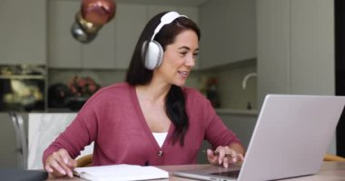 Genç Latin kadınlar internet üzerinden çalışan veya okuyan kulaklık takıyor, bilgi alıyor, müşterilere uzaktan yardım ediyor, web etkinliğine, pazarlıklara veya sanal iş toplantısına katılıyor