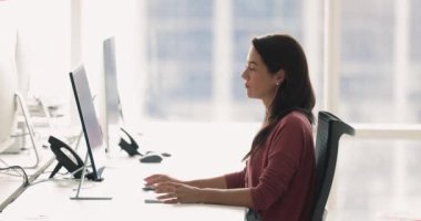 İş yerinde bilgisayar üzerinde çalışan ciddi çekici bir ofis çalışanı, raporları hazırlayın, hesap tablolarını gözden geçirin, proje veya görevleri yönetin, iş e-postalarına cevap verin, şirket müşterilerine baş yazışmalar yapın