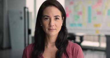 Çekici Latin iş kadınının portresi. Modern işyerinde kameraya poz veren kendine güvenen kadın çalışanlara yakın çekim. İş hırsı ve mesleki başarılar, liderlik