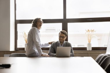 İki mutlu çalışan, meslektaş, arkadaşlar ofiste çalışır, iş akışı sırasında güler, şakalar yapar, yaratıcı fikirleri paylaşır, çözümler işbirliği ve takım çalışmasından tatmin olur, ortak görev tamamlamasıyla meşgul olur.