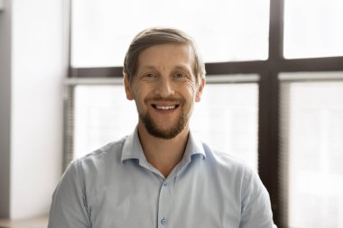 Milenyum işadamı gömleğini giyip kameraya güvenle poz veriyor. Üniversite ya da okul öğretmeninin resmi, şirket yöneticisi, şirket üyesi portresi